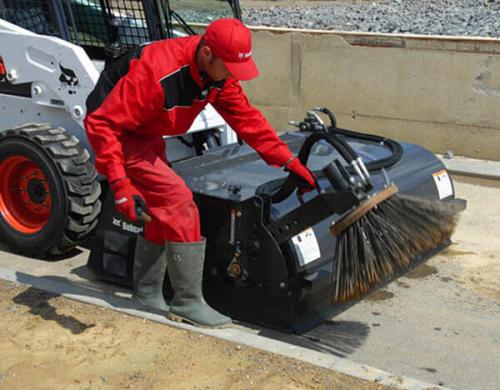 Bobcat_Attachments_-_Sweeper_4 Sweeper