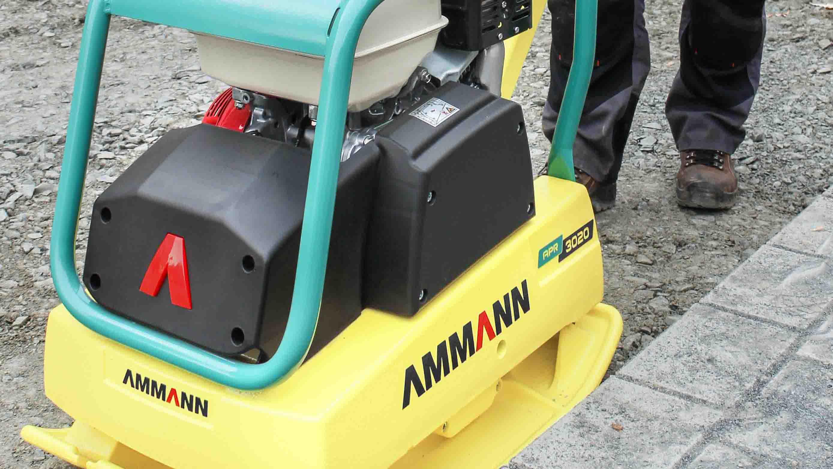 apr_3020_vibratory_plate_honda_3779_msrgb APR 3020 Reversible Vibrator Plate