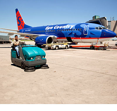 Image of the Tennant S20 airport S20 Compact Mid-sized Rider Sweeper