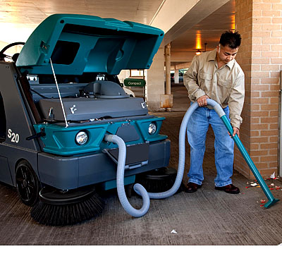 Image of the Tennant S20 vac wand S20 Compact Mid-sized Rider Sweeper